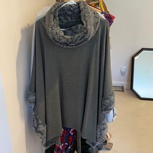 Capote cape tunic with faux fur